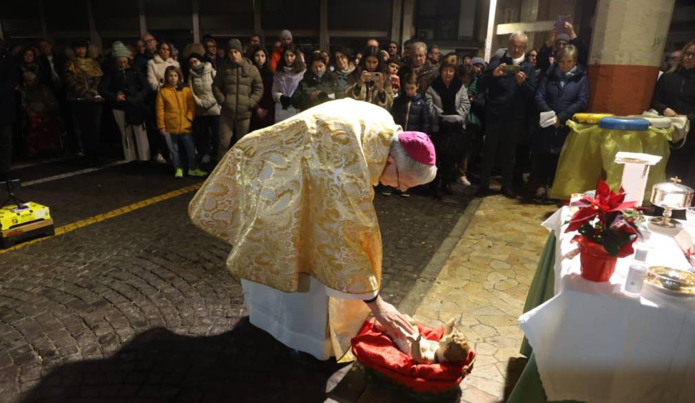 Messa alla stazione degli autobus: “Non ci sono più limiti e barriere in questa notte”