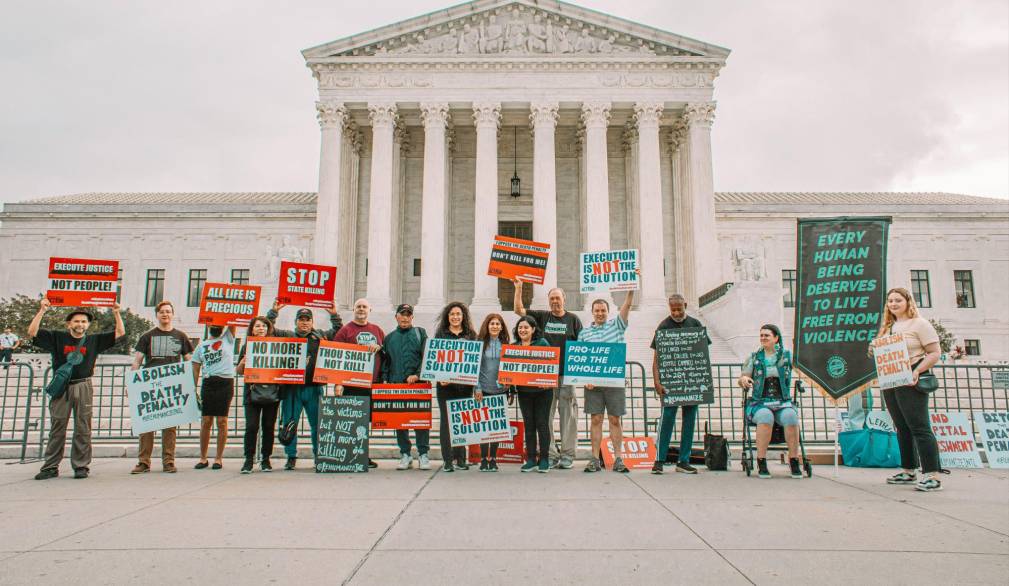 Foto Maria Oswalt su Unsplash - Protesta generica contro la pena di morte negli Usa