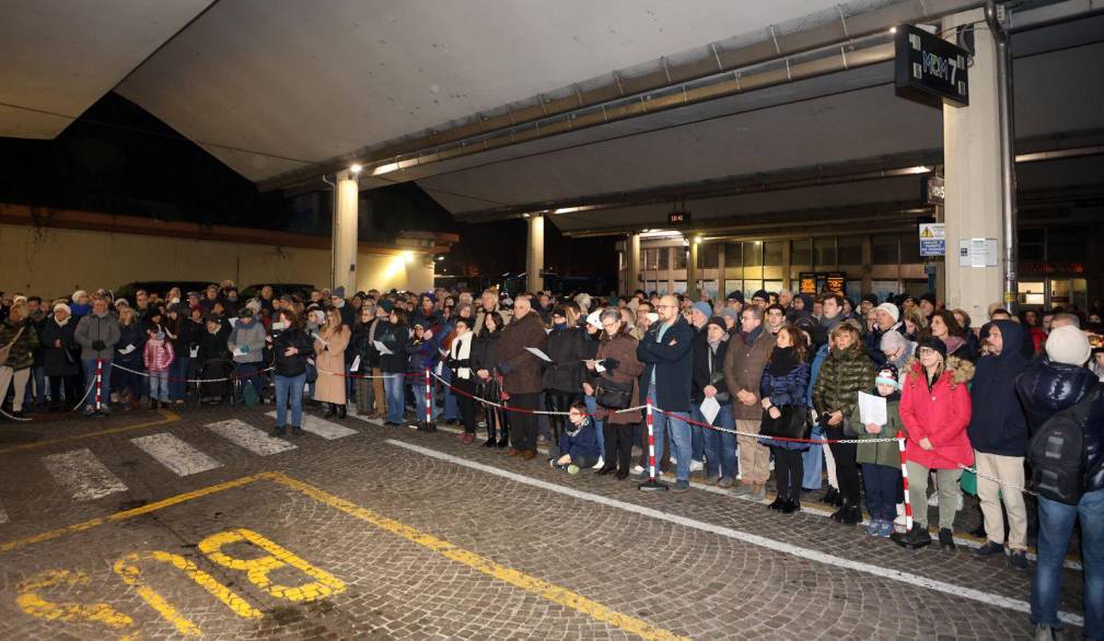 Messa del vescovo all’autostazione: “Apprendiamo da Maria la cura”