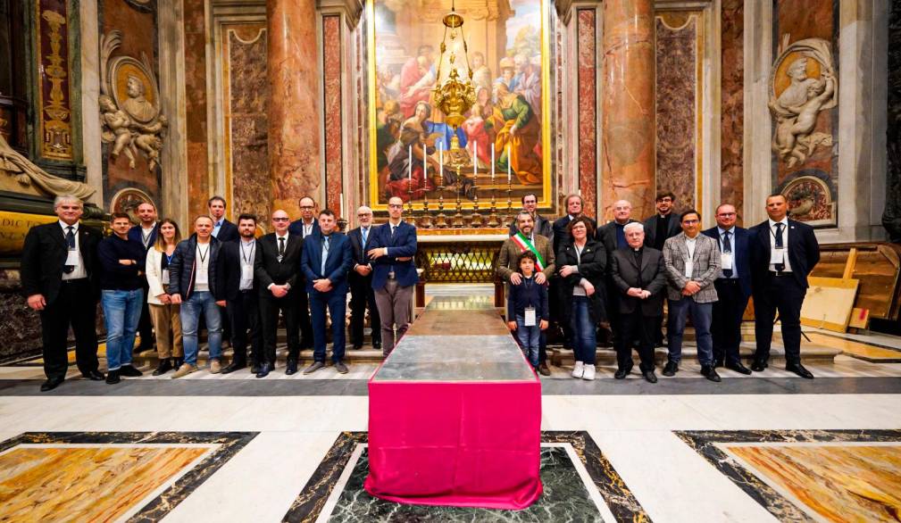 Il gruppo di fronte alla tomba di san Pio X, nella basilica di San Pietro