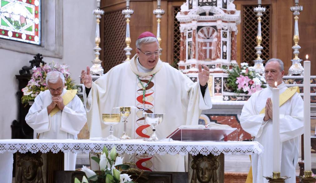 Il vescovo Michele Tomasi durante il rito nella basilica di Santa Maria Maggiore