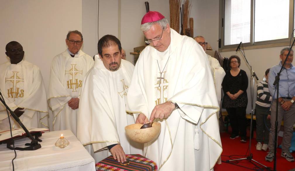 Don Davide Schiavon con il vescovo Michele Tomasi in occasione del 50° della Caritas