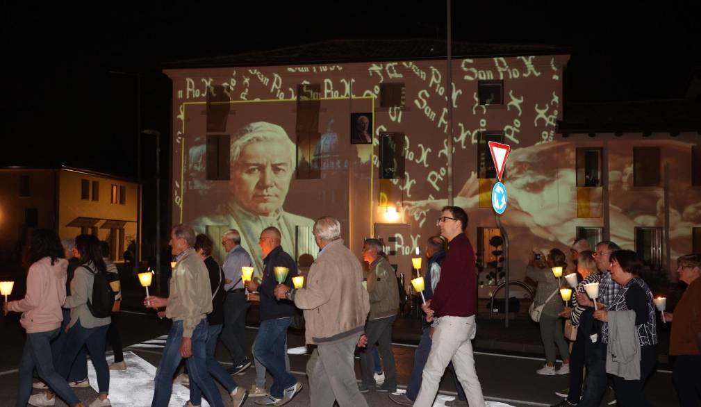 Processione aux flambeaux per san Pio X