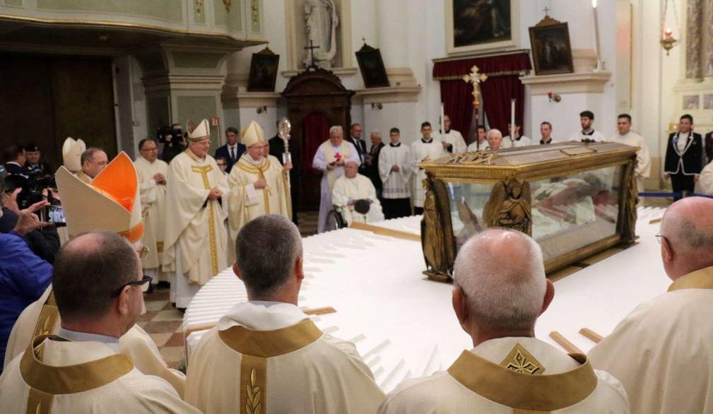 Il card. Parolin, il vescovo Tomasi e i concelebranti davanti al corpo di san Pio X