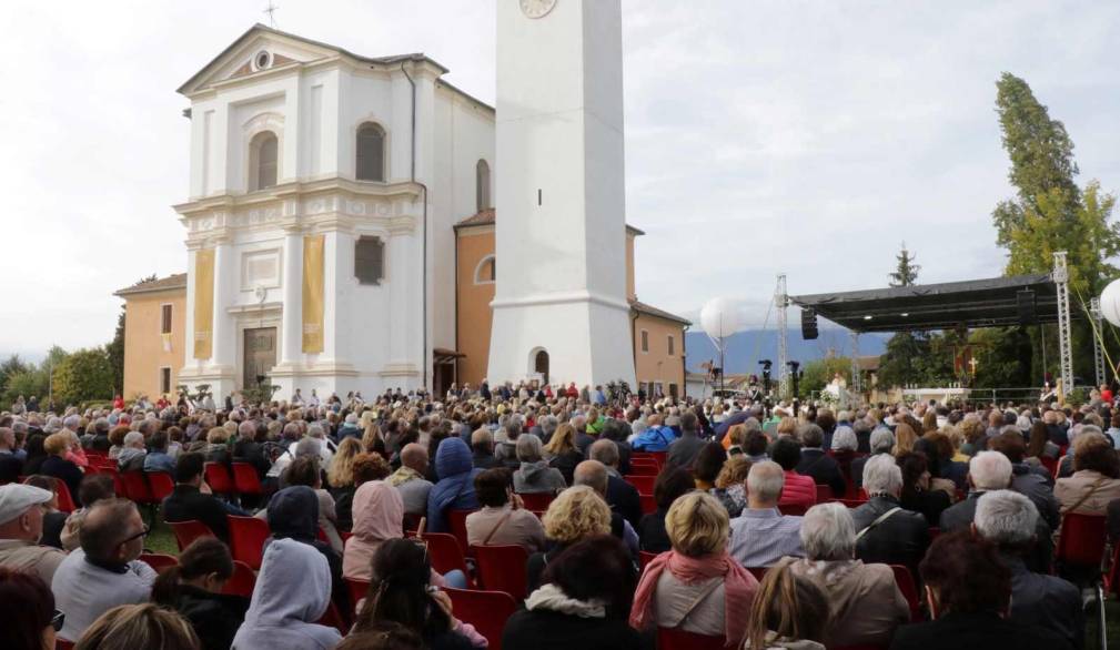 I fedeli presenti alle Cendrole