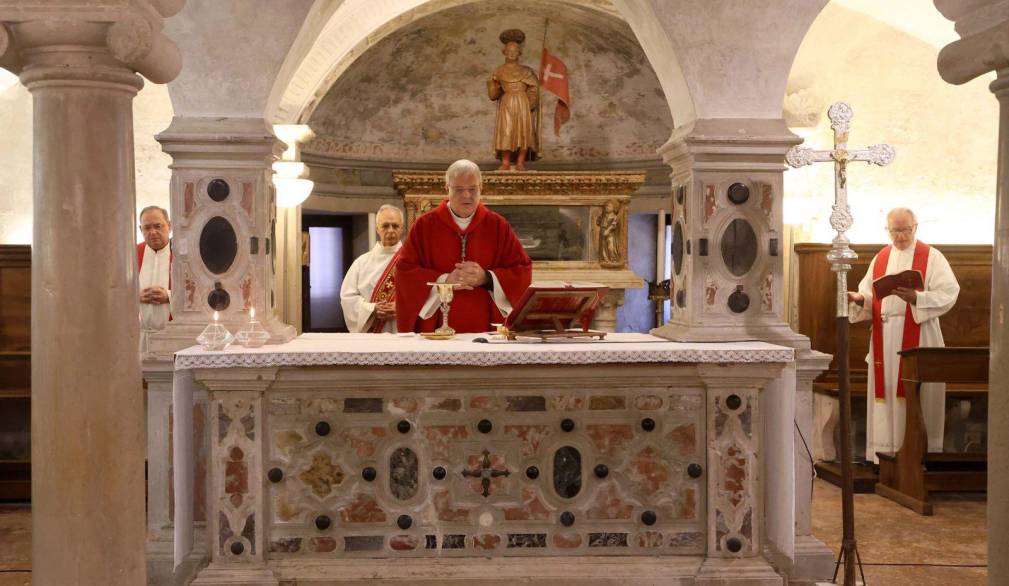 “Non distogliamo lo sguardo dalle croci di tanti e dalle fatiche della nostra Chiesa, ma affrontiamole con la forza di vita del Risorto”