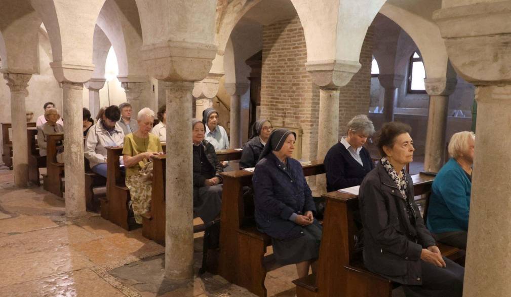 “Non distogliamo lo sguardo dalle croci di tanti e dalle fatiche della nostra Chiesa, ma affrontiamole con la forza di vita del Risorto”