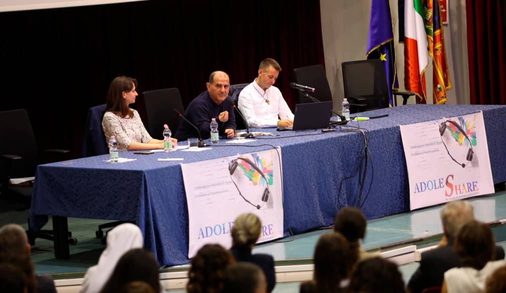 Da destra, don Paolo Slompo, Alberto Pellai, Elena Bagni