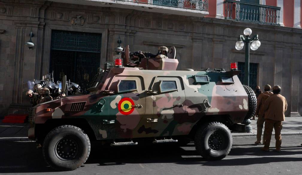 Carro armato davanti al palazzo Quemado, sede del Governo boliviano a La Paz - Ansa/Sir