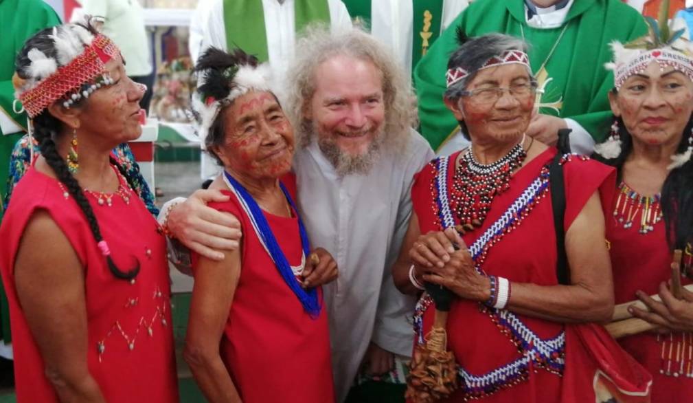 Con un gruppo di indigeni, in Venezuela