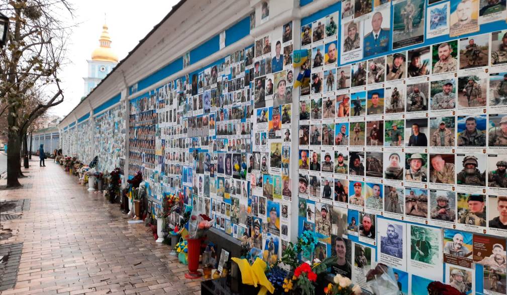 Ucraina, Kiev: muro con le foto delle persone morte a causa della guerra (foto Sir)