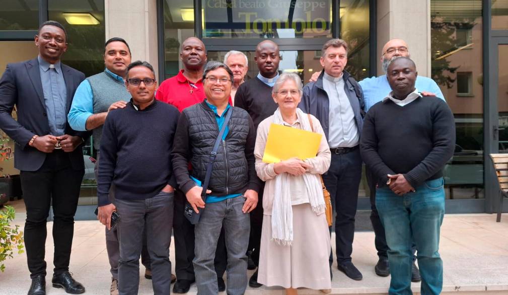 Foto di gruppo per i sacerdoti che accompagnano le comunità cattoliche di lingua straniera presenti in diocesi