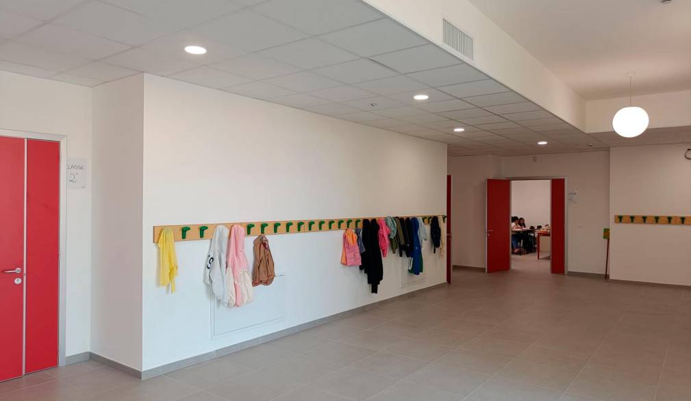 L’interno della scuola primaria Don Milani, nel quartiere di San Zeno a Treviso, recentemente inaugurata,