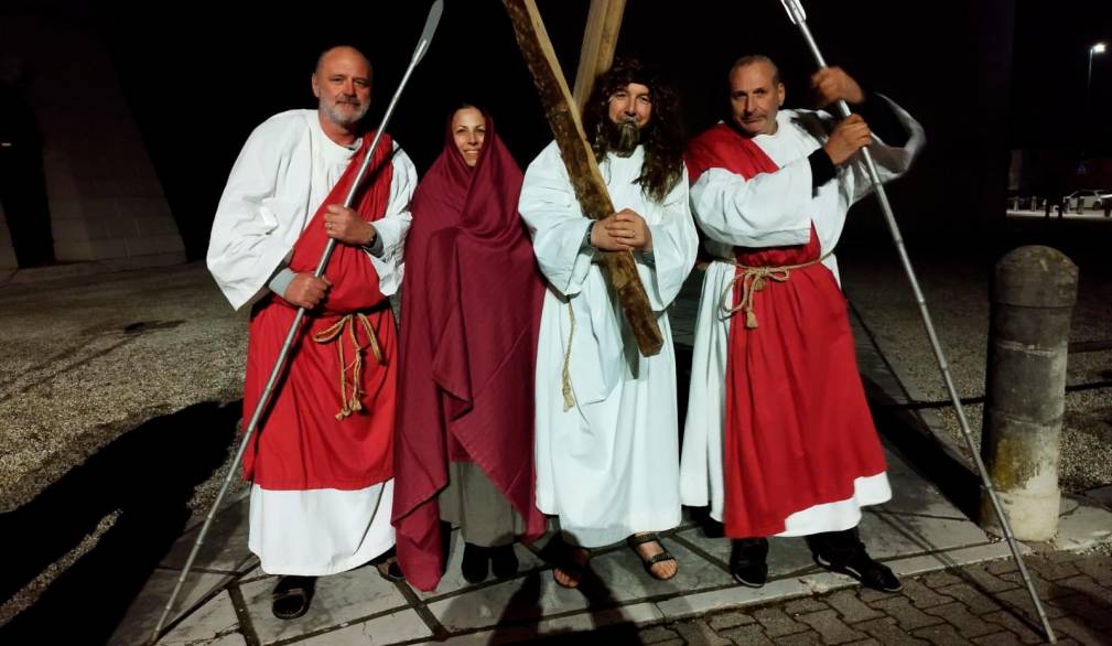 Fossalunga: messaggio di pace dalla Via Crucis vivente