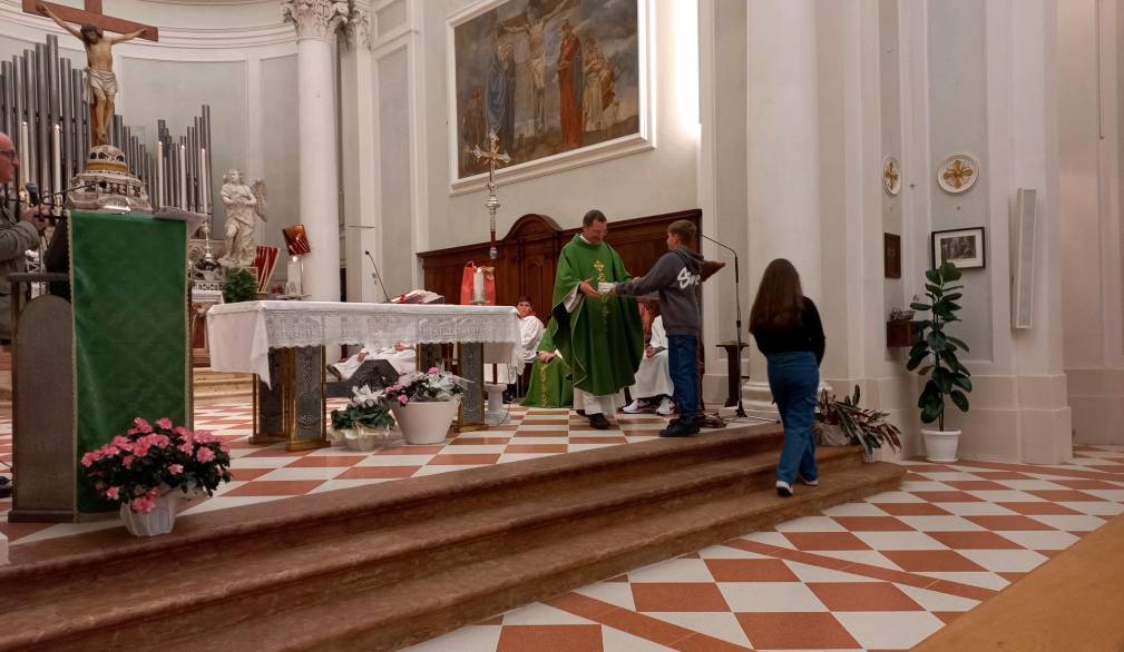 Vallà e Poggiana: dopo dieci anni, don Daniele Vettor ha salutato le comunità