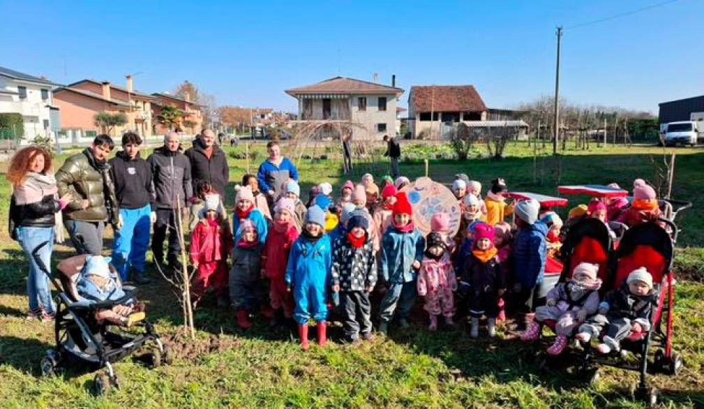 Zenson: studenti di agraria e bimbi dell’asilo insieme nel giardino delle fate