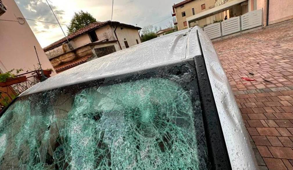 Auto flagellata dalla grandine a Pieve di Soligo (Facebook Luca zaia)