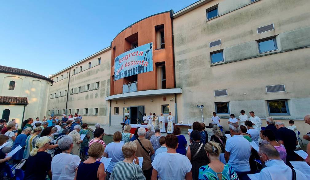 La messa per il 25° dell’oratorio di Noale, davanti alla struttura