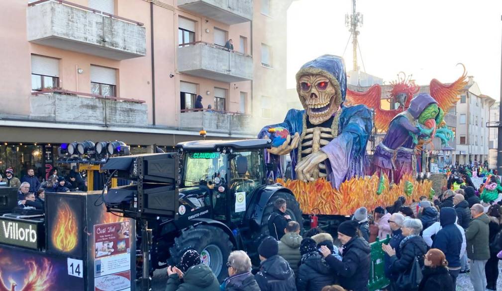 Carnevale: migliaia di persone alle sfilate dei carri