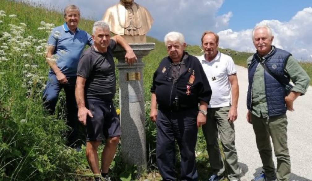 Il busto di Pio X torna in cima Grappa grazie ai volontari di Riese