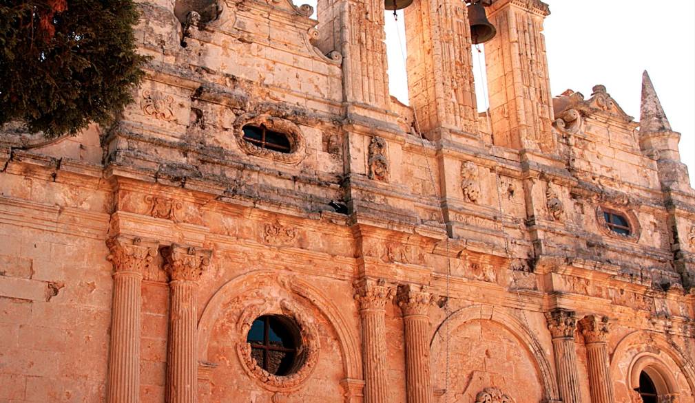 Il monastero di Arkadi fu fondato nel XIII secolo dal monaco Arkadios. All’esterno si presenta come un fortilizio. Questa la facciata della chiesa. (foto G. D. M.)