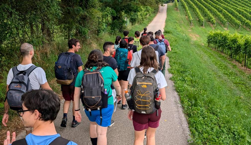 Giovani in cammino sul Montello in compagnia della Parola