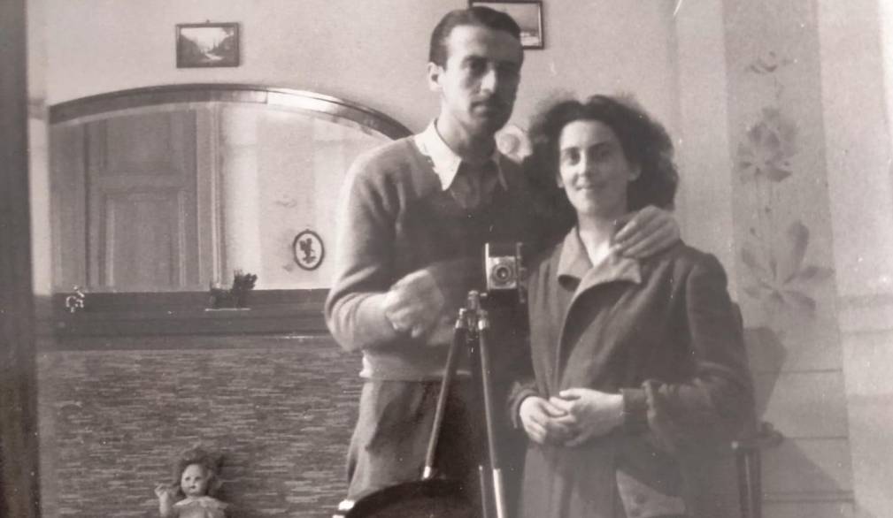 I genitori di Alessandro Tich, Edmondo Tich e Amaltea Milcenich. La foto è stata scattata dal padre allo specchio del salotto della casa della nonna a Roma, con i mobili portati da Fiume