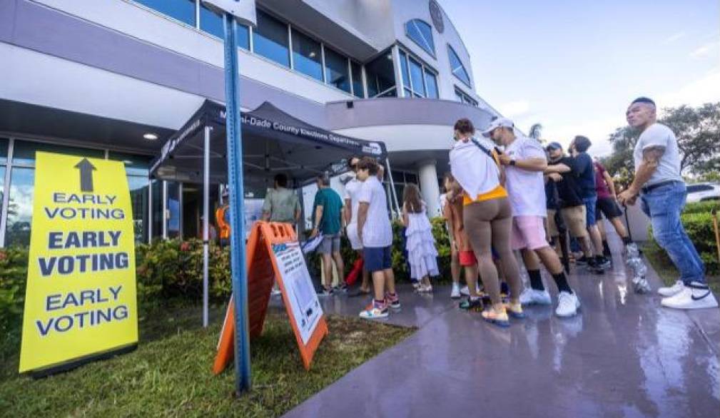 Cittadini statunitensi in fila per il voto