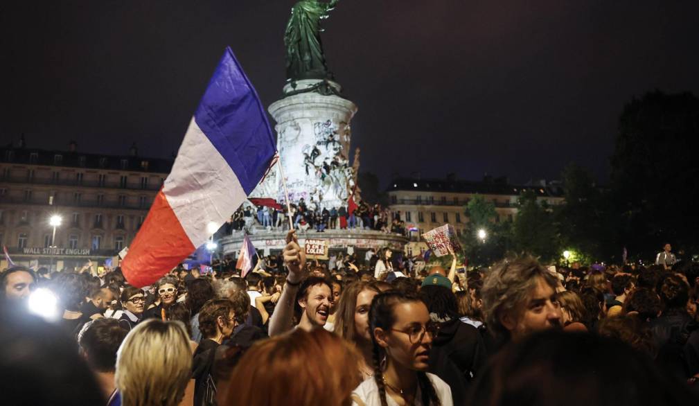 Elettori festeggiano a Parigi dopo il secondo turno di domenica