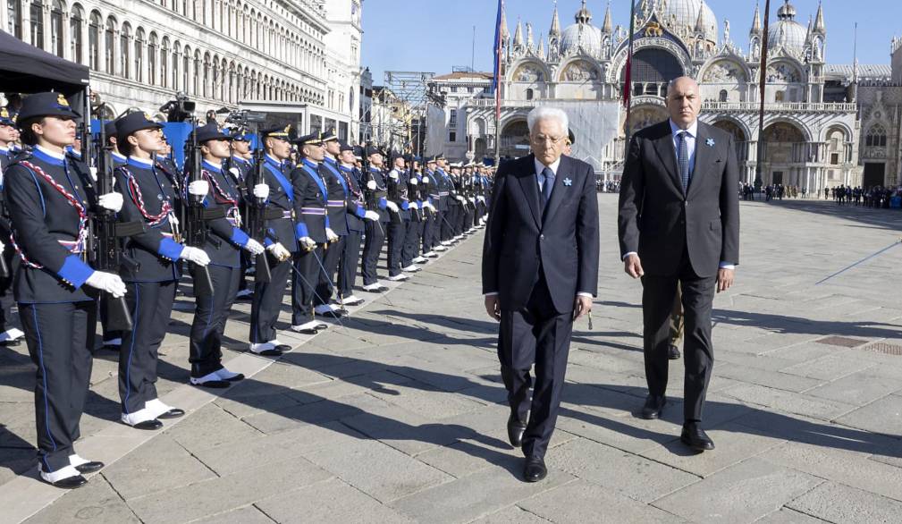 Mattarella a Venezia per il 4 novembre. Il saluto alle scolaresche presenti