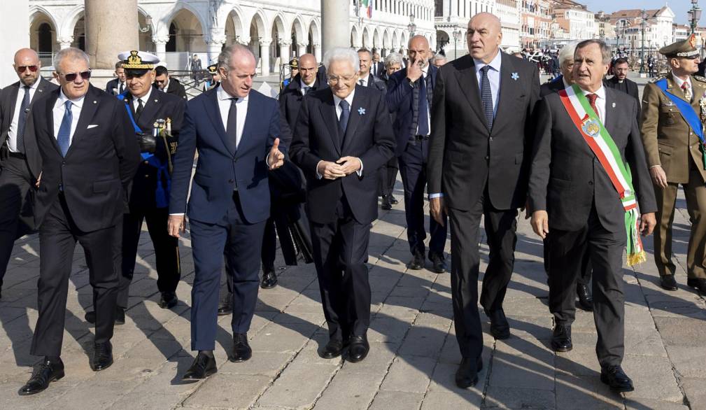 Mattarella a Venezia per il 4 novembre. Il saluto alle scolaresche presenti