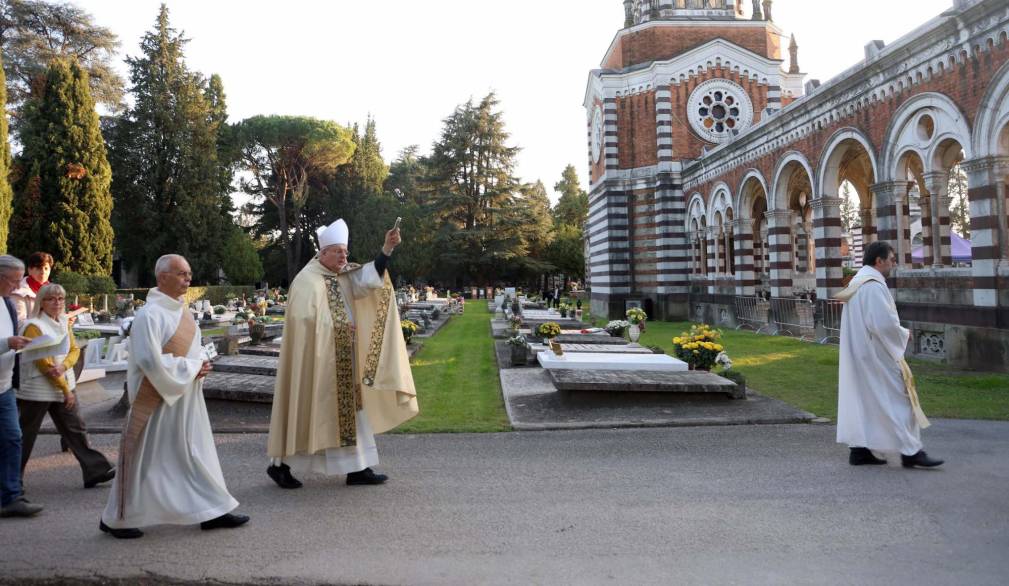 Il Vescovo benedice le tombe al cimitero di San Lazzaro, a Treviso