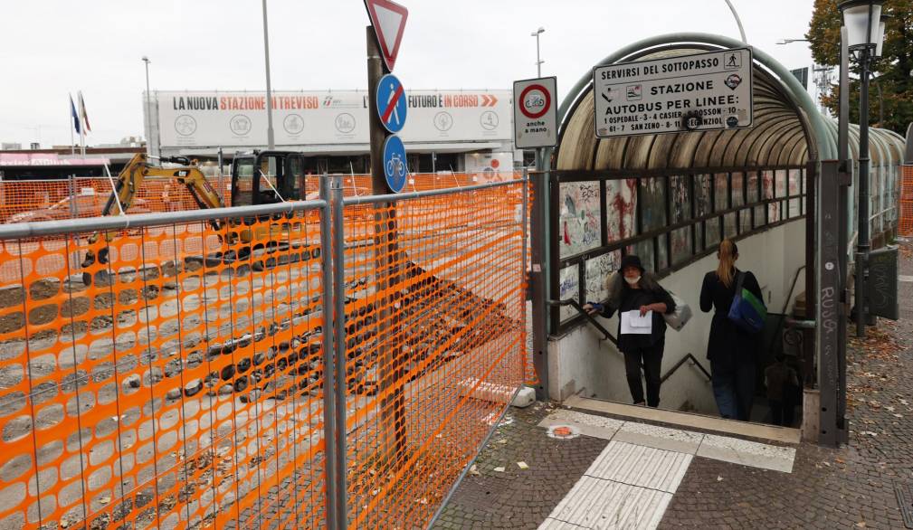 AG.FOTOFILM. TREVISO. CANTIERE STAZIONE DEI TRENI