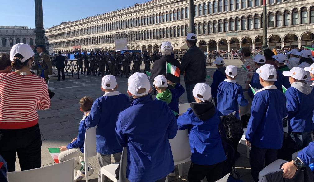 Mattarella a Venezia per il 4 novembre. Il saluto alle scolaresche presenti