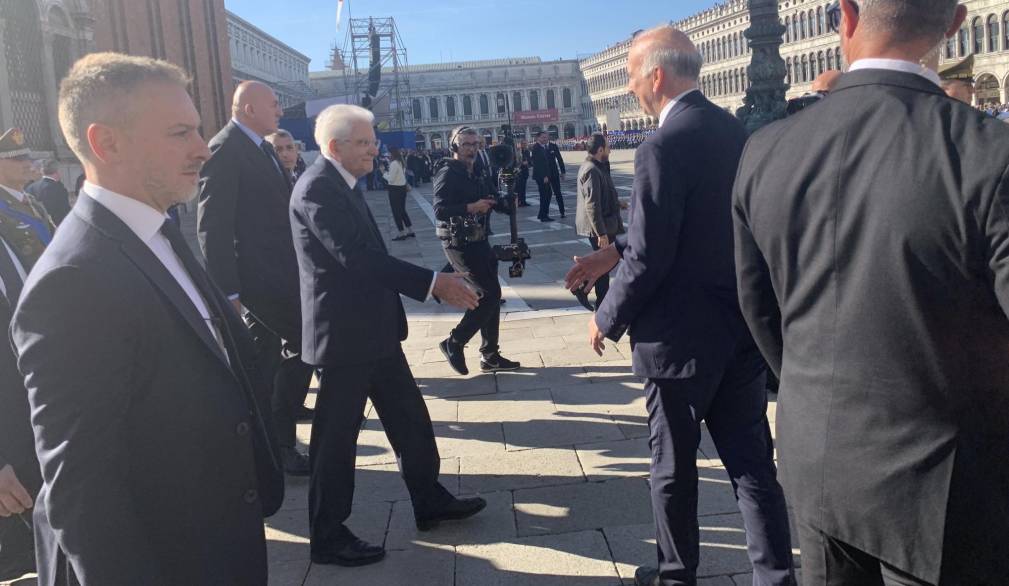 Mattarella a Venezia per il 4 novembre. Il saluto alle scolaresche presenti