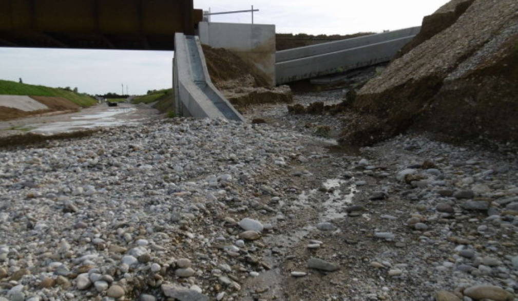 Crolla ponte canale a Trevignano lungo il cantiere della Pedemontana. Guerra di comunicati tra Regione e comitati