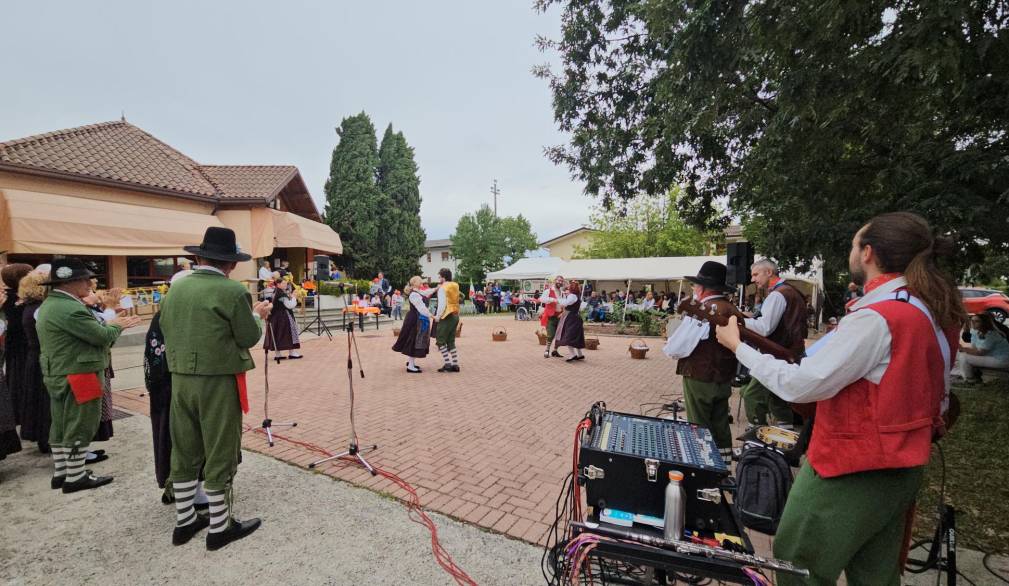 Povegliano, festa con gli alpini e gli anziani ospiti a Casa Marani