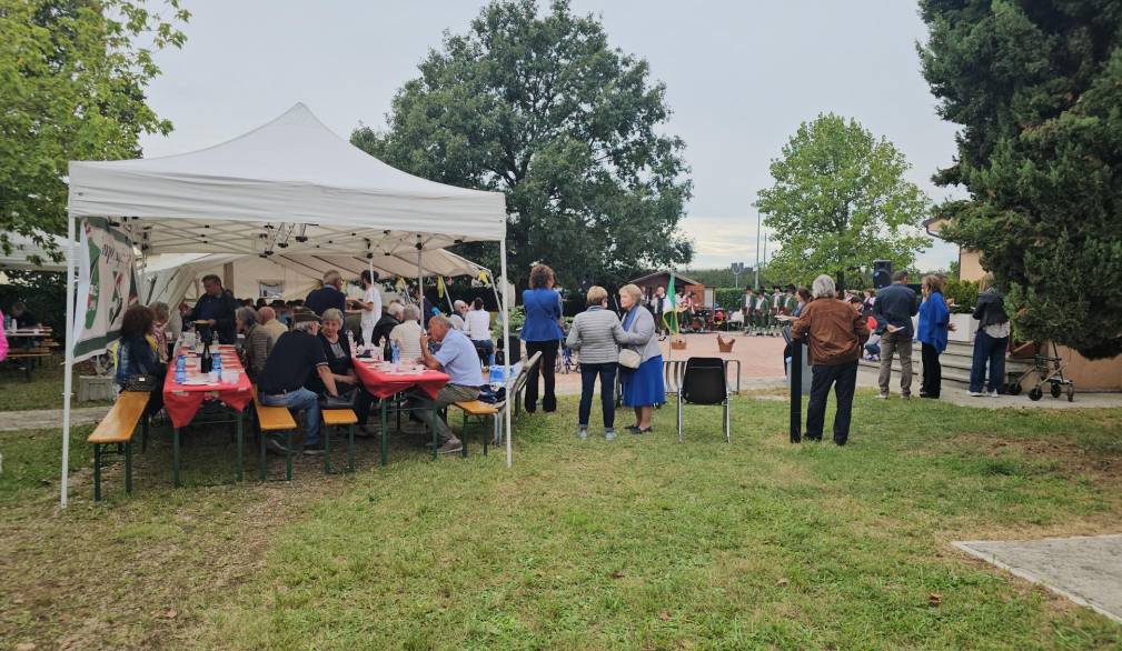 Povegliano, festa con gli alpini e gli anziani ospiti a Casa Marani