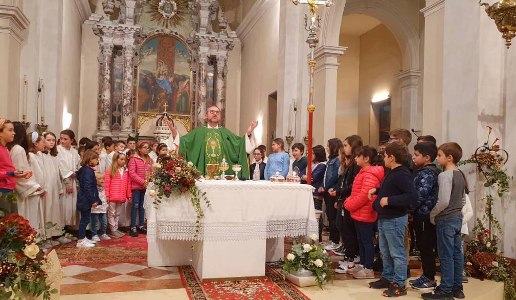 L’abbraccio corale delle tre parrocchie di Zero Branco a don Corrado Cazzin