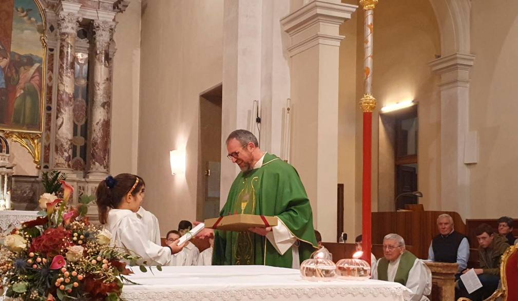 L’abbraccio corale delle tre parrocchie di Zero Branco a don Corrado Cazzin