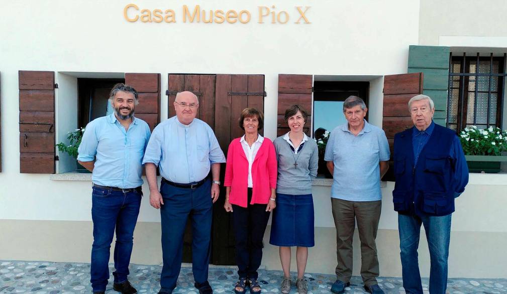 Foto di gruppo davanti alla casa museo Pio x