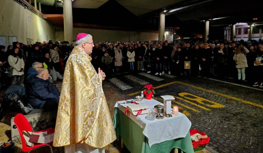 La celebrazione della messa della Vigilia lo scorso anno, sempre alla stazione delle corriere di Treviso