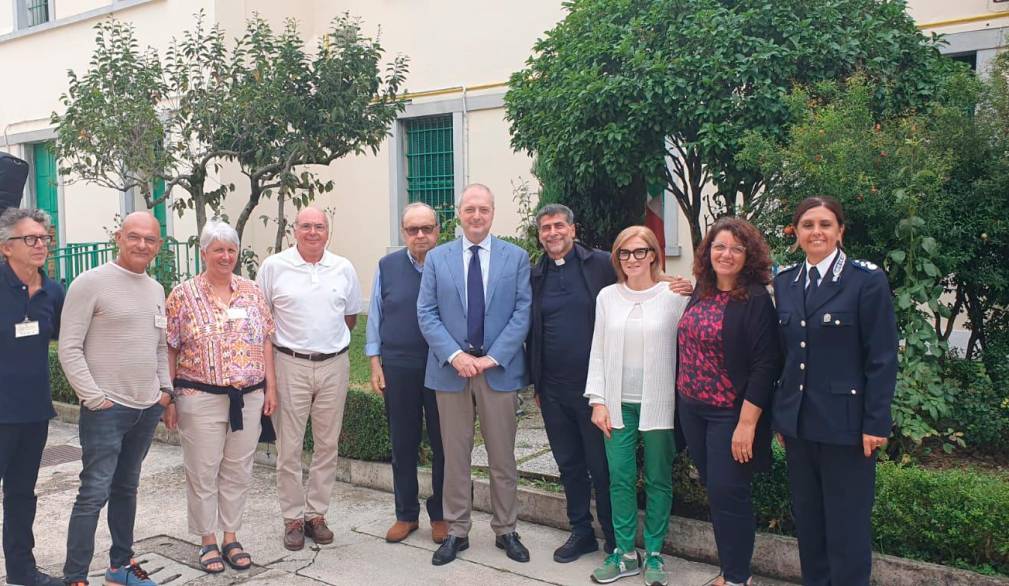 Don Raffaele Grimaldi (il quarto da destra), in visita al carcere di Treviso