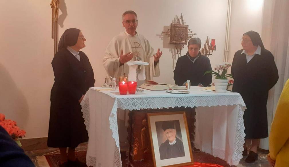 Una recente celebrazione in onore di don Luca Passi a Quinto, con le suore dorotee e il collaboratore pastorale don Stefano Moino