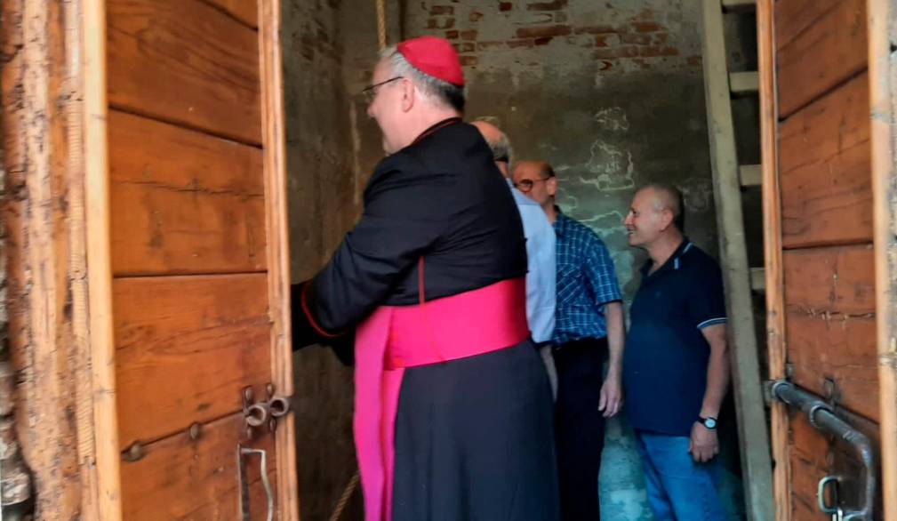 Il vescovo Michele suona a mano le campane, dopo il restauro, a Fossalta Padovana, frazione di Trebaseleghe