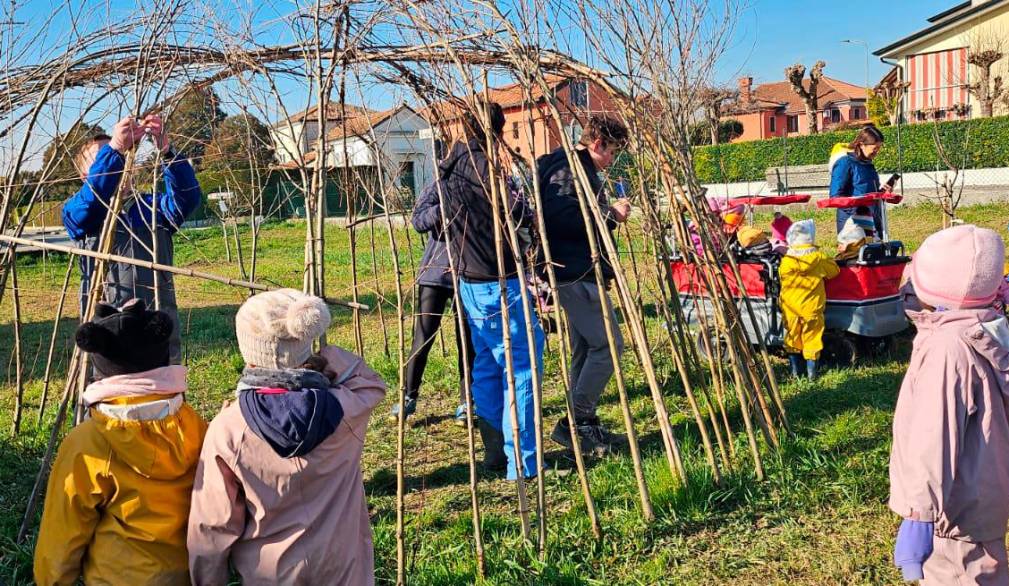 Zenson: studenti di agraria e bimbi dell’asilo insieme nel giardino delle fate