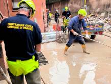 Il lavoro dei volontari trevigiani della Protezione civile a Bologna