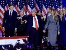 Trump dopo la vittoria elettorale, con la famiglia e i principali collaboratori