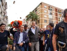 A Valencia una domenica di lacrime e rabbia: sotto il fango la gente ha perso tutto