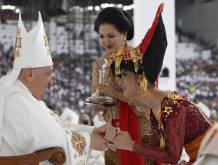 Alcune immagini della visita di papa Francesco in Indonesia